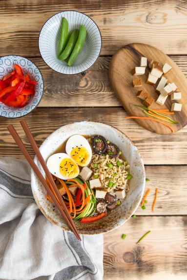 Zdjęcie - Ramen z jajkiem i tofu - Przepisy kulinarne ze zdjęciami