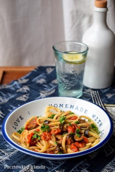 Zdjęcie - Linguine z oliwkami, kaparami i anchois | U stóp Benbulbena - Przepisy kulinarne ze zdjęciami