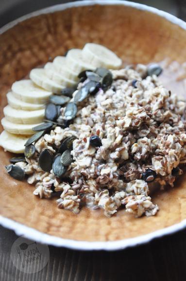 Zdjęcie: Nocna owsianka z bananem i mrożonymi jagodami Zdjęcie - Nocna owsianka z bananem i mrożonymi jagodami - Przepisy kulinarne ze zdjęciami