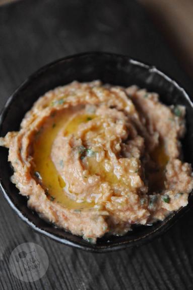 Zdjęcie: Pasta z fasoli z suszonymi pomidorami i natką pietruszki Zdjęcie - Pasta z fasoli z suszonymi pomidorami i natką pietruszki - Przepisy kulinarne ze zdjęciami