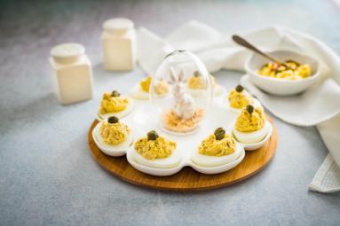 Zdjęcie - Jajka faszerowane pastą rybną z kaparami - Przepisy kulinarne ze zdjęciami