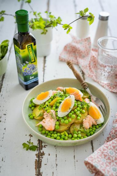Zdjęcie - Sałatka ziemniaczana z jajkiem i pieczonym łososiem - Przepisy kulinarne ze zdjęciami