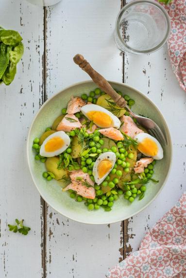 Zdjęcie - Sałatka ziemniaczana z jajkiem i pieczonym łososiem - Przepisy kulinarne ze zdjęciami