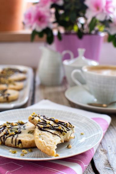 Zdjęcie - Proste ciasteczka z pistacjami i migdałami - Przepisy kulinarne ze zdjęciami