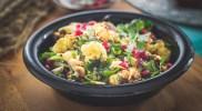 Zdjęcie - Sałatka ze szpinaku z kalarepą i pistacjami – prosta i wiosenna - Przepisy kulinarne ze zdjęciami