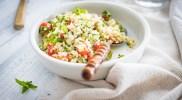 Zdjęcie - Sałatka ze szpinaku z kalarepą i pistacjami – prosta i wiosenna - Przepisy kulinarne ze zdjęciami