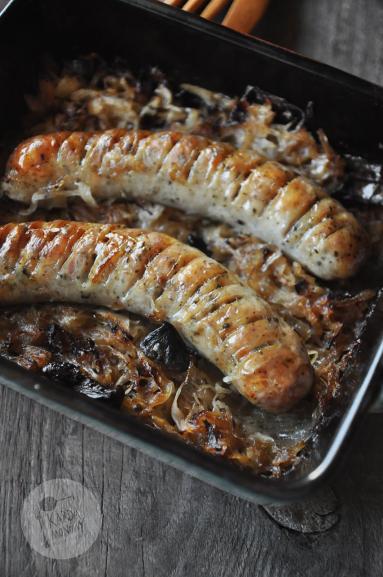 Zdjęcie: Biała kiełbasa pieczona w kiszonej kapuście Zdjęcie - Biała kiełbasa pieczona w kiszonej kapuście - Przepisy kulinarne ze zdjęciami