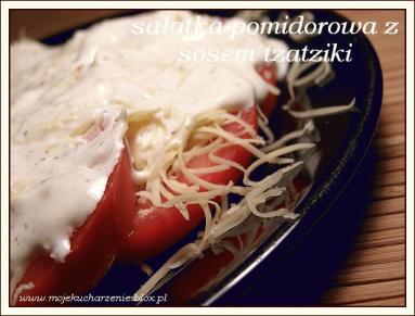 Zdjęcie - Sałatka pomidorowa z sosem tzatziki  - Przepisy kulinarne ze zdjęciami