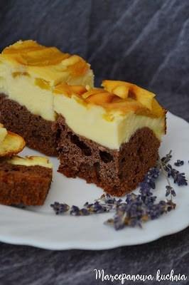 Zdjęcie - Sernik brownie z brzoskwiniami - Przepisy kulinarne ze zdjęciami
