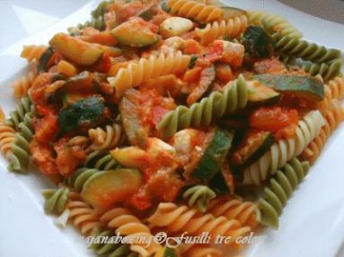 Zdjęcie - Fusilli tre colori con zucchine e pomodori  - Przepisy kulinarne ze zdjęciami