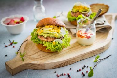 Zdjęcie - Grillowane burgery z salsą awokado - Przepisy kulinarne ze zdjęciami