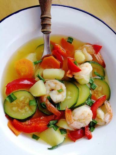 Zdjęcie - Wiosenna zupa z cukinią i krewetkami - Przepisy kulinarne ze zdjęciami