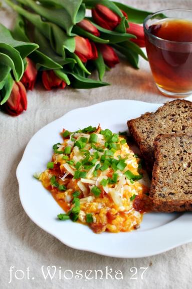 Zdjęcie - Jajecznica z chorizo - Przepisy kulinarne ze zdjęciami