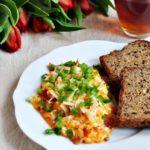 Zdjęcie - Jajecznica z chorizo - Przepisy kulinarne ze zdjęciami