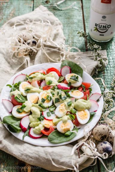 Zdjęcie - Wielkanocna sałatka z jajami przepiórczymi i kokosowym dressingiem z awokado - Przepisy kulinarne ze zdjęciami