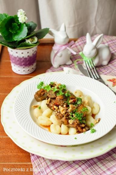 Zdjęcie - Gnocchi z pikantną potrawką z bakłażanów | U stóp Benbulbena - Przepisy kulinarne ze zdjęciami