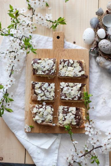 Zdjęcie - Chałwowo-czekoladowy mazurek - Przepisy kulinarne ze zdjęciami