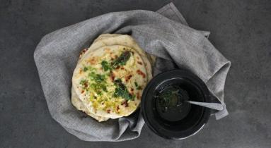 Zdjęcie - Serowe chlebki naan - Przepisy kulinarne ze zdjęciami