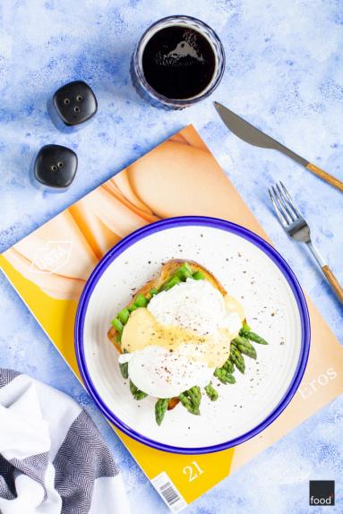 Zdjęcie - Jajka po benedyktyńsku ze szparagami - Przepisy kulinarne ze zdjęciami