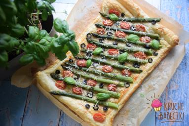 Zdjęcie - Tarta z ciasta francuskiego ze szparagami, oliwkami i pomidorkami - Przepisy kulinarne ze zdjęciami