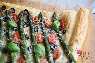 Zdjęcie - Tarta z ciasta francuskiego ze szparagami, oliwkami i pomidorkami - Przepisy kulinarne ze zdjęciami