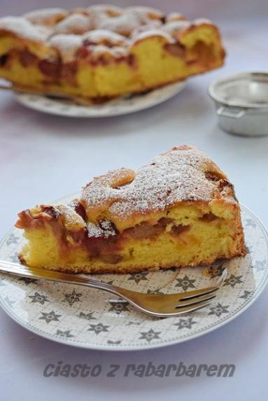 Zdjęcie - Proste i pyszne ciasto z rabarbarem - Przepisy kulinarne ze zdjęciami