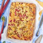 Zdjęcie - Ciasto drożdżowe z rabarbarem i kruszonką - Przepisy kulinarne ze zdjęciami