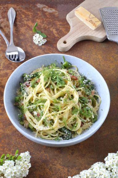 Zdjęcie - Spaghetti Carbonara ze szparagami - Przepisy kulinarne ze zdjęciami