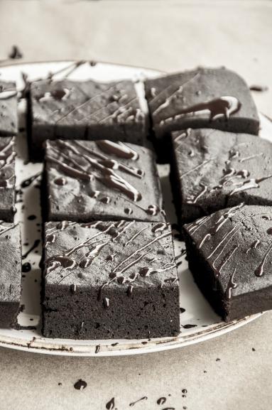 Zdjęcie - "Czarnie" mocno czekoladowe brownie - Przepisy kulinarne ze zdjęciami