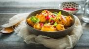 Zdjęcie - Smażone ziemniaki w jogurcie z pastą harissa - Przepisy kulinarne ze zdjęciami
