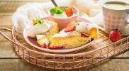 Zdjęcie - Biszkopt z truskawkami – prosty i lekki - Przepisy kulinarne ze zdjęciami