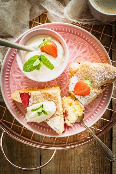 Zdjęcie - Biszkopt z truskawkami – prosty i lekki - Przepisy kulinarne ze zdjęciami