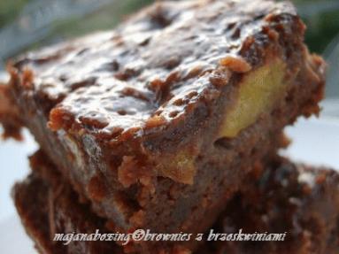 Zdjęcie - Brownies z brzoskwinią  - Przepisy kulinarne ze zdjęciami