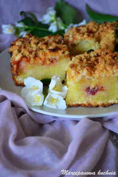 Zdjęcie - Ciasto na maślance z truskawkami i kruszonką - Przepisy kulinarne ze zdjęciami