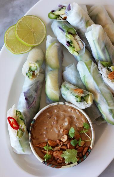 Zdjęcie - Spring rollsy ze szparagami w orzechowym sosie - Przepisy kulinarne ze zdjęciami