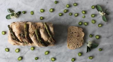 Zdjęcie - Nocny chleb ze szparagami - Przepisy kulinarne ze zdjęciami