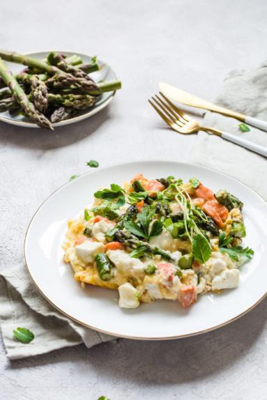 Zdjęcie - Prosty omlet ze szparagami, łososiem i serem feta - Przepisy kulinarne ze zdjęciami