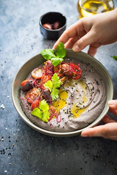 Zdjęcie - Hummus z czarnej fasoli i pieczonego czosnku - Przepisy kulinarne ze zdjęciami