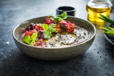 Zdjęcie - Hummus z czarnej fasoli i pieczonego czosnku - Przepisy kulinarne ze zdjęciami