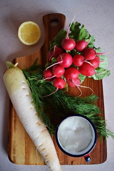 Zdjęcie - Surówka z białej rzodkwi - Przepisy kulinarne ze zdjęciami