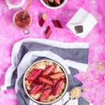 Zdjęcie - Owsianka z karmelizowanym rabarbarem - Przepisy kulinarne ze zdjęciami