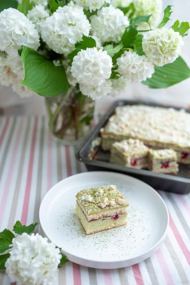 Zdjęcie: Biszkopt z pianką matcha i malinami Zdjęcie - Biszkopt z pianką matcha i malinami - Przepisy kulinarne ze zdjęciami