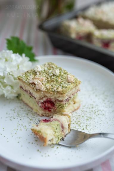 Zdjęcie: Biszkopt z pianką matcha i malinami Zdjęcie - Biszkopt z pianką matcha i malinami - Przepisy kulinarne ze zdjęciami