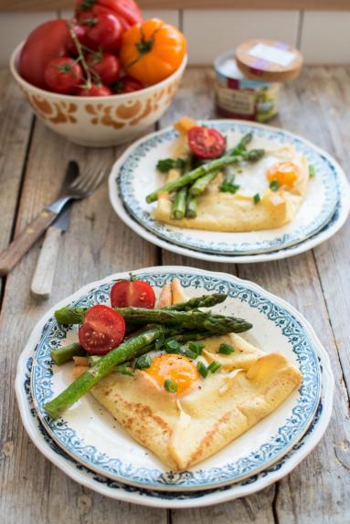 Zdjęcie - Naleśniki zapiekane z jajkiem, szynką i serem - Przepisy kulinarne ze zdjęciami