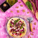 Zdjęcie - Pizza bianca z botwinką, kozim serem feta i orzechami włoskimi - Przepisy kulinarne ze zdjęciami