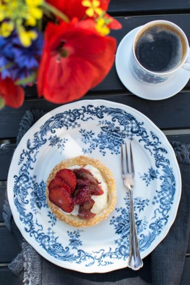 Zdjęcie - Łatwe ciastka francuskie z kremem budyniowym i owocami - Przepisy kulinarne ze zdjęciami