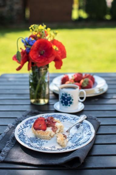 Zdjęcie - Łatwe ciastka francuskie z kremem budyniowym i owocami - Przepisy kulinarne ze zdjęciami
