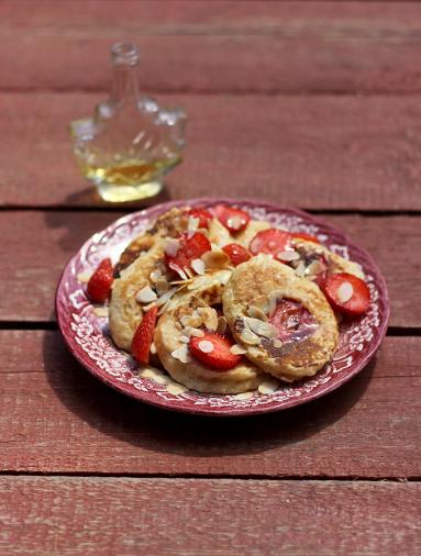 Zdjęcie - Migdałowe placuszki z truskawkami - Przepisy kulinarne ze zdjęciami