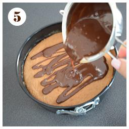 Zdjęcie - Ciasto kajmakowo-czekoladowe z malinami - Przepisy kulinarne ze zdjęciami