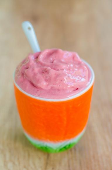 Zdjęcie - Błyskawiczne lody truskawkowe (słodzone stewią i erytrolem) - Przepisy kulinarne ze zdjęciami